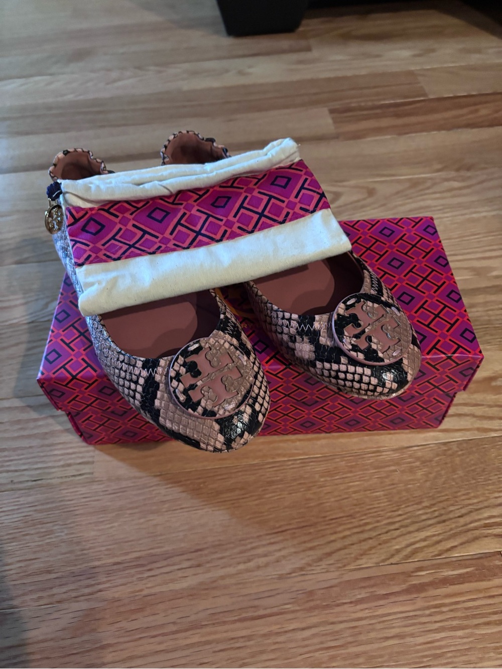 Tory Burch Pink Snakeskin-Print Logo Ballet Flats - Picture 4 of 4